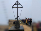 На въезде в панинское село Алое Поле установили поклонный крест