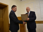  Глава Аннинского района наградил инспектора по строительству.