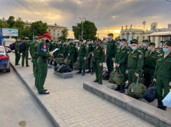 Новобранцев из Воронежской области в масках отправили служить Родине