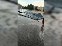 В Панино во время грозы сорвало крышу с ТЦ и пропало электричество