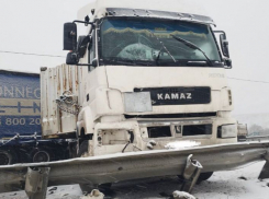 В Бобровском районе из-за ДТП с КамАЗом частично перекрыли трассу