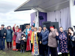 В панинском селе Марьевка устроили концерт для женщины с ОВЗ