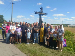 В панинском селе установили поклонный крест