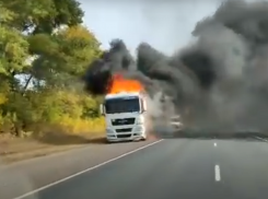 Опубликовано видео полыхающей фуры на трассе в Аннинском районе