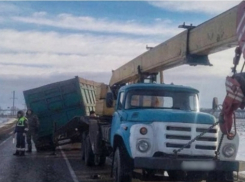 В Эртильском районе экипаж ГИБДД помог водителю грузовика со свёклой