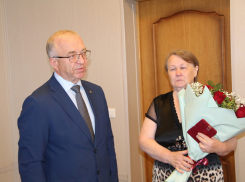 Матери погибшего в СВО бойца вручил награду  глава Таловского района 