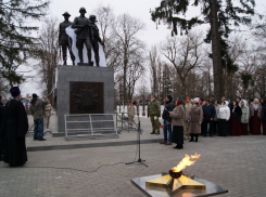 В Боброве открыли памятник воинам-землякам