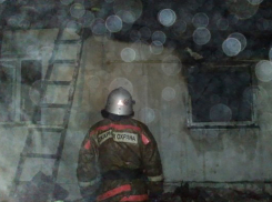 В Эртиле спасатели эвакуировали 18 человек из горящего дома