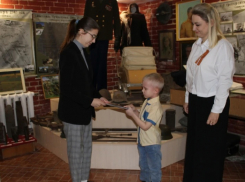 В Бобровском районе дошкольник передал в местный музей книгу памяти о Герое СССР