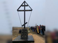 На въезде в панинское село Алое Поле установили поклонный крест