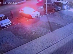 В Боброве местный житель под камерами поджёг автомобиль знакомой