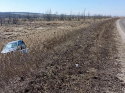 В Таловском районе иномарка съехала в кювет и перевернулась