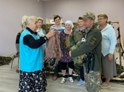 «Серебряные» волонтеры из Панинского района передали военным 49 масксетей