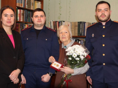 Жительнице Боброва вручили почетный знак к 80-летию полного освобождения Ленинграда от фашистской блокады