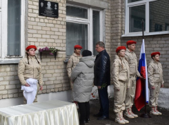 В поселке Перво-Эртиль открыли мемориальную доску земляку-участнику СВО