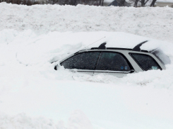 В Аннинском районе легковушка стала жертвой снежных завалов