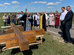 В панинском селе Верхняя Катуховка установили поклонный крест