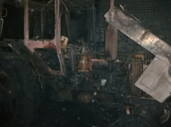 В Таловском районе ночью сгорела снегоуборочная машина