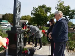 В таловском поселке Видный открыли обновленный мемориал воинам-землякам