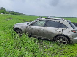 На автодороге «Бобров-Таловая» в кювет улетел автомобиль «Infiniti FX»
