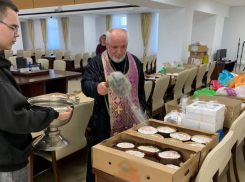 Волонтеры Панинского района отправили бойцам пасхальные куличи