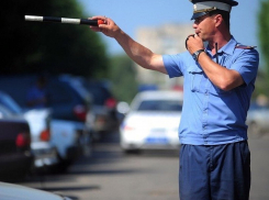 В Бобровском районе автоинспекторы помогли застрявшей на трассе семье