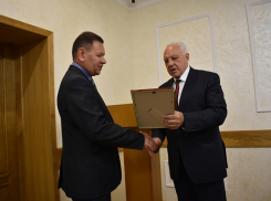  Глава Аннинского района наградил инспектора по строительству.