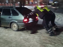 Аннинские полицейские спасли семейную пару на дороге