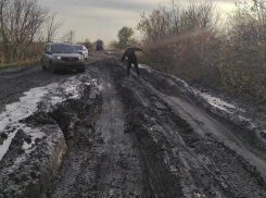 Жители Панинского села оказались в изоляции из-за утонувшей в грязи дороги