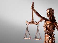 В Бобровском районе женщину осудят за нападение на полицейского