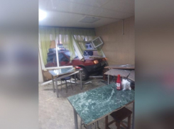 В Аннинском районе автомобиль протаранил шашлычную