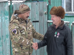 Таловского пенсионера, пожертвовавшего на нужды СВО 2 млн. рублей, наградили медалями