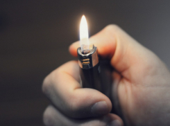 В Бобровском районе пенсионерка подожгла волосы знакомой