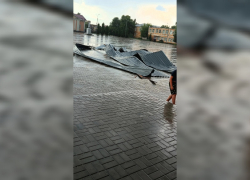 В Панино во время грозы сорвало крышу с ТЦ и пропало электричество