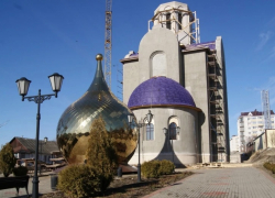 В Боброве установили купол, на строящейся церкви во имя Святой Живоначальной Троицы