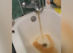 Жители Панинского района жалуются на ржавую воду
