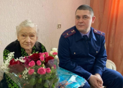 Руководитель Аннинского межрайонного следственного отдела навестил жительницу блокадного Ленинграда