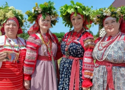 В панинском селе Сергеевка встретили Троицу