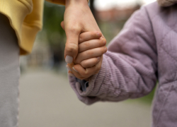 В Бобровском районе бывшей наркоманке помогут восстановить права на 4 детей