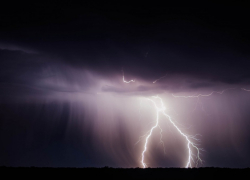 На Воронежскую область надвигаются грозы, град и сильный ветер