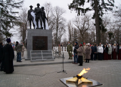 В Боброве открыли памятник воинам-землякам