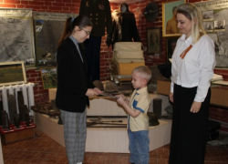 В Бобровском районе дошкольник передал в местный музей книгу памяти о Герое СССР