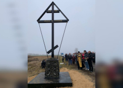На въезде в панинское село Алое Поле установили поклонный крест