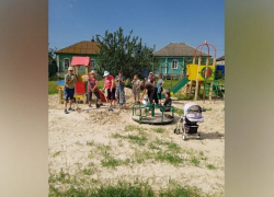 В бобровском посёлке активисты начали благоустраивать спортивную площадку
