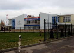 В Таловской спортшколе установили забор в целях безопасности