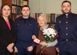 Жительнице Боброва вручили почетный знак к 80-летию полного освобождения Ленинграда от фашистской блокады