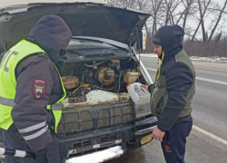 В Панинском районе инспекторы ДПС оказались помощь водителю на трассе