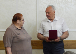 В администрации Аннинского района наградили начальника отдела по финансам 