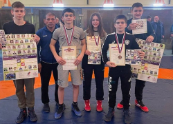 Панинские спортсмены завоевали три медали на областном турнире по борьбе