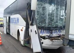 В Бобровском районе рейсовый автобус врезался в фуру